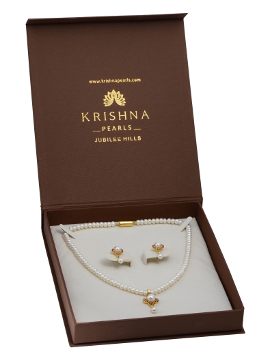 Pearls necklace and earrings set