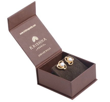 Pearl Earstuds crafted in alloy and yellow gold polished